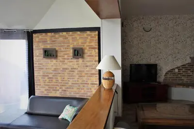 Télévision ou salle de divertissement dans l'établissement Maison de charme avec jardin à Courtils, proche du Mont Saint-Michel