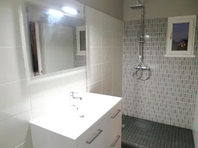 Salle de bains dans l'établissement Maison de charme avec jardin à Courtils, proche du Mont Saint-Michel