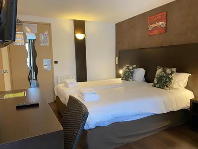 Un ou plusieurs lits dans un hébergement de l'établissement SHELDER Hôtel - CHERBOURG EN COTENTIN - Equeurdreville