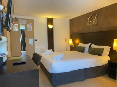 Un ou plusieurs lits dans un hébergement de l'établissement SHELDER Hôtel - CHERBOURG EN COTENTIN - Equeurdreville