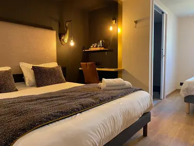 Un ou plusieurs lits dans un hébergement de l'établissement SHELDER Hôtel - CHERBOURG EN COTENTIN - Equeurdreville