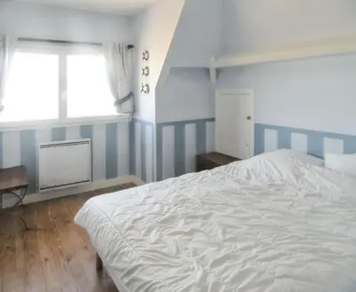 Un ou plusieurs lits dans un hébergement de l'établissement Maison spacieuse avec vue sur la mer à Arromanches-les-Bains
