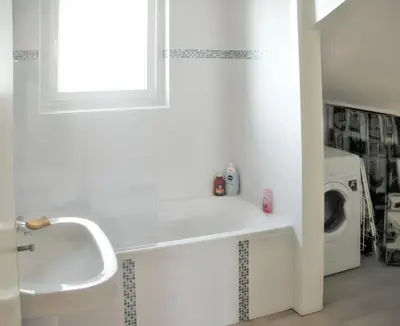 Salle de bains dans l'établissement Maison spacieuse avec vue sur la mer à Arromanches-les-Bains