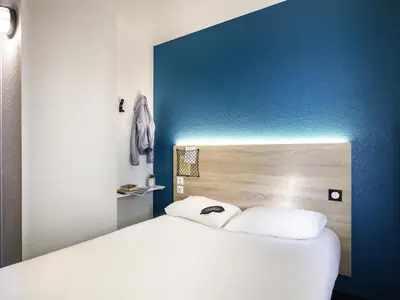 Un ou plusieurs lits dans un hébergement de l'établissement hotelF1 Avranches Baie Du Mont Saint Michel