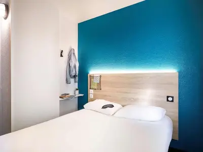 Un ou plusieurs lits dans un hébergement de l'établissement hotelF1 Avranches Baie Du Mont Saint Michel