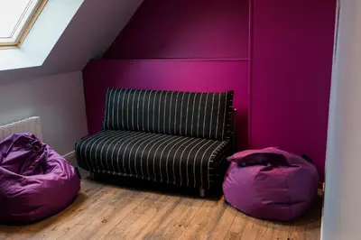 Coin salon dans l'établissement bayeux maison pierre 3 chambres