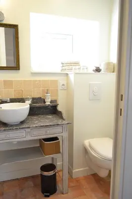 Salle de bains dans l'établissement La Maison Des Buis
