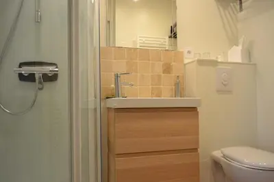Salle de bains dans l'établissement La Maison Des Buis