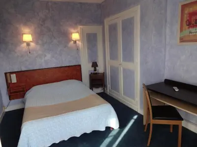 Un ou plusieurs lits dans un hébergement de l'établissement Hôtel La Champagne Ardenne Cabourg