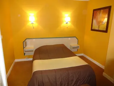 Un ou plusieurs lits dans un hébergement de l'établissement Hôtel La Champagne Ardenne Cabourg