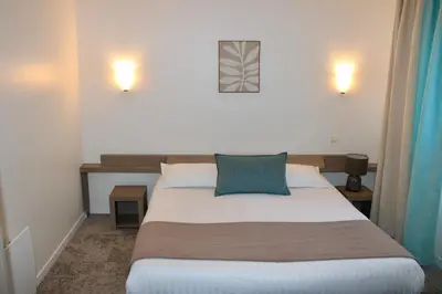 Un ou plusieurs lits dans un hébergement de l'établissement Brit Hotel Alghotel