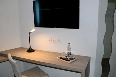 Télévision ou salle de divertissement dans l'établissement Brit Hotel Alghotel