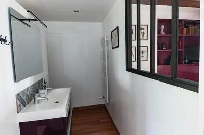Salle de bains dans l'établissement La Ferme d'Ervee de Saint-Roch