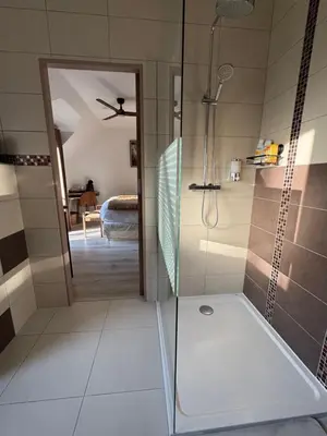 Salle de bains dans l'établissement L'Orée du Mont proche du mont saint Michel