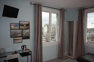 Télévision ou salle de divertissement dans l'établissement Hotel De l'Univers