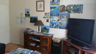 Télévision ou salle de divertissement dans l'établissement Gîtes sains Baie du mont saint Michel LES HORTENSIAS