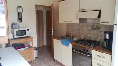 Cuisine ou kitchenette dans l'établissement Gîtes sains Baie du mont saint Michel LES HORTENSIAS