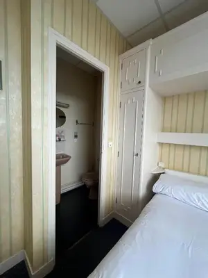 Un ou plusieurs lits dans un hébergement de l'établissement Hôtel Le Phare