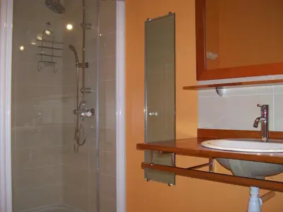 Salle de bains dans l'établissement Les Rhodos