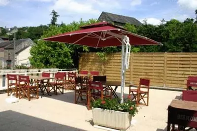 Restaurant ou autre lieu de restauration dans l'établissement Logis Hotel Restaurant Du Commerce