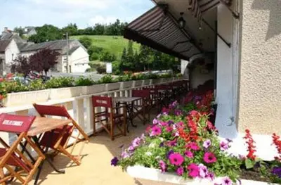 Jardin de l'établissement Logis Hotel Restaurant Du Commerce