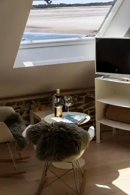 Télévision ou salle de divertissement dans l'établissement Aux 13 Arches-Logis Hôtel Restaurant