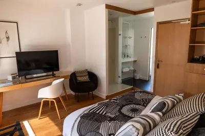 Un ou plusieurs lits dans un hébergement de l'établissement Aux 13 Arches-Logis Hôtel Restaurant
