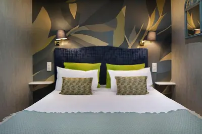 Un ou plusieurs lits dans un hébergement de l'établissement Logis Hotel Les Fuchsias
