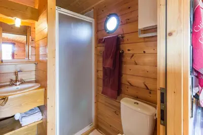 Salle de bains dans l'établissement La Roulotte des Matis