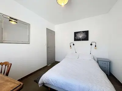 Un ou plusieurs lits dans un hébergement de l'établissement Villa à 150m de la plage avec piscine et WiFi gratuit - FR-1-361-8