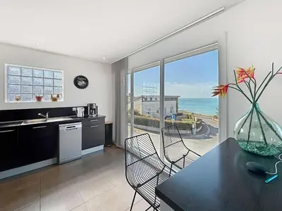 Cuisine ou kitchenette dans l'établissement Villa à 150m de la plage avec piscine et WiFi gratuit - FR-1-361-8