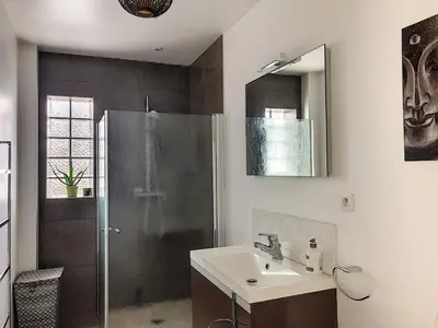 Salle de bains dans l'établissement Villa à 150m de la plage avec piscine et WiFi gratuit - FR-1-361-8