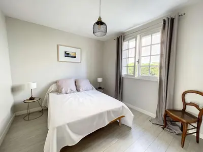 Un ou plusieurs lits dans un hébergement de l'établissement Maison de charme à 150m de la plage avec jardin, 6-8 pers, Kairon Plage - FR-1-361-56
