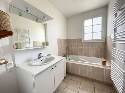 Salle de bains dans l'établissement Maison de charme à 150m de la plage avec jardin, 6-8 pers, Kairon Plage - FR-1-361-56