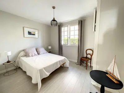 Un ou plusieurs lits dans un hébergement de l'établissement Maison de charme à 150m de la plage avec jardin, 6-8 pers, Kairon Plage - FR-1-361-56