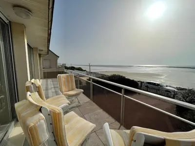 Coin salon dans l'établissement Villa bord de mer avec jardin et Wifi gratuit - FR-1-361-76