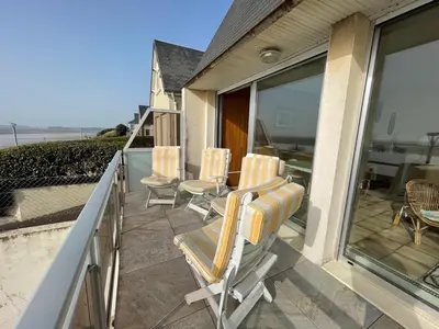 Balcon ou terrasse dans l'établissement Villa bord de mer avec jardin et Wifi gratuit - FR-1-361-76