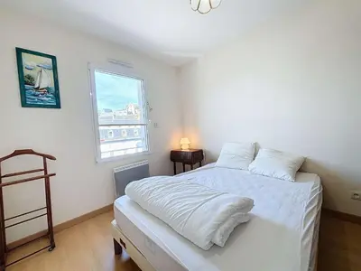 Un ou plusieurs lits dans un hébergement de l'établissement Appartement 3P avec Ascenseur, Parking et Proche Plage à Granville - FR-1-361-59