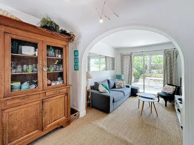 Coin salon dans l'établissement Jolie maison à 400m de la plage, proche centre-ville, avec terrasse et wifi gratuit - FR-1-361-55