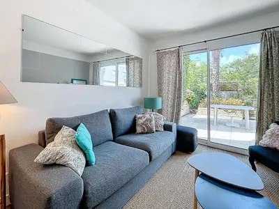 Coin salon dans l'établissement Jolie maison à 400m de la plage, proche centre-ville, avec terrasse et wifi gratuit - FR-1-361-55