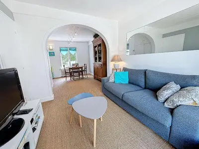 Télévision ou salle de divertissement dans l'établissement Jolie maison à 400m de la plage, proche centre-ville, avec terrasse et wifi gratuit - FR-1-361-55