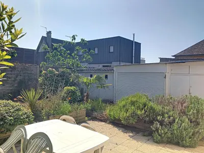 Jardin de l'établissement Jolie maison à 400m de la plage, proche centre-ville, avec terrasse et wifi gratuit - FR-1-361-55