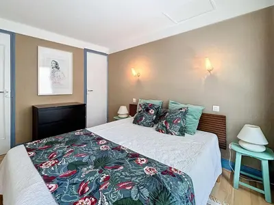 Un ou plusieurs lits dans un hébergement de l'établissement Jolie maison à 400m de la plage, proche centre-ville, avec terrasse et wifi gratuit - FR-1-361-55