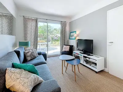 Télévision ou salle de divertissement dans l'établissement Jolie maison à 400m de la plage, proche centre-ville, avec terrasse et wifi gratuit - FR-1-361-55