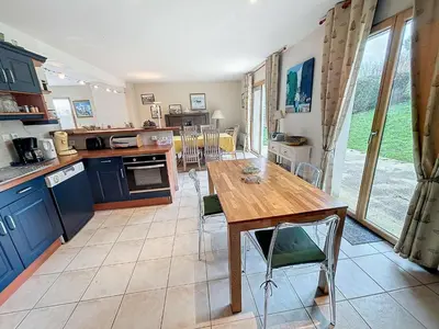 Cuisine ou kitchenette dans l'établissement Villa contemporaine: terrasse, jardin clos, 4 chambres, proche mer et attractions - FR-1-361-74