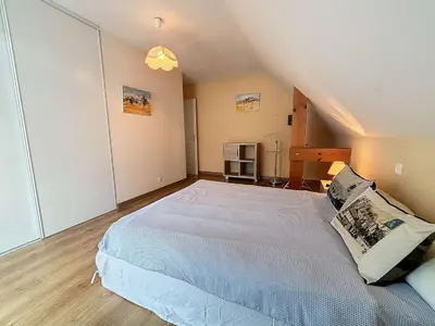 Un ou plusieurs lits dans un hébergement de l'établissement Villa contemporaine: terrasse, jardin clos, 4 chambres, proche mer et attractions - FR-1-361-74