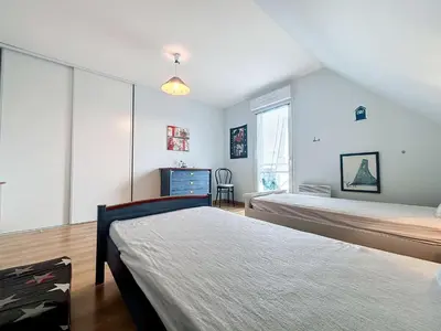 Un ou plusieurs lits dans un hébergement de l'établissement Villa contemporaine: terrasse, jardin clos, 4 chambres, proche mer et attractions - FR-1-361-74