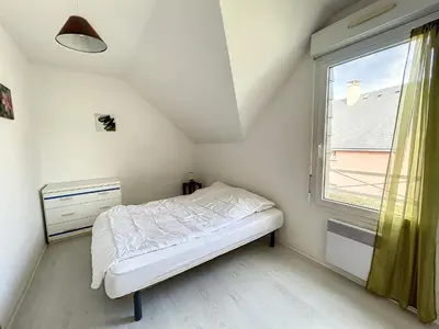 Un ou plusieurs lits dans un hébergement de l'établissement Charmante maison à 150m de la plage, 2 chambres, jardinet, proche Jullouville et St Pair-sur-Mer - FR-1-361-33