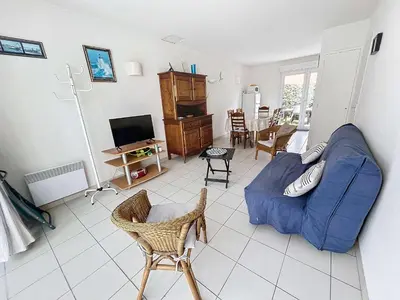 Télévision ou salle de divertissement dans l'établissement Charmante maison à 150m de la plage, 2 chambres, jardinet, proche Jullouville et St Pair-sur-Mer - FR-1-361-33