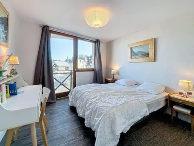 Un ou plusieurs lits dans un hébergement de l'établissement Appartement lumineux avec ascenseur, balcon et wifi gratuit à Granville - FR-1-361-123